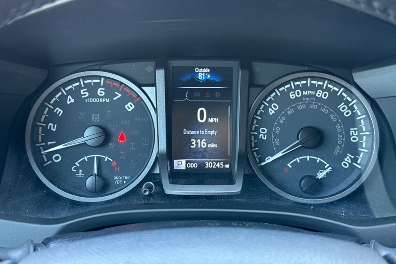 Toyota Tacoma 4WD Vehicle Full-screen Gallery Image 40