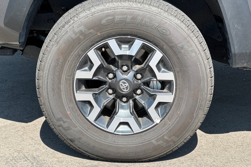 Toyota Tacoma 4WD Vehicle Full-screen Gallery Image 45