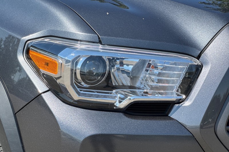 Toyota Tacoma 4WD Vehicle Full-screen Gallery Image 46