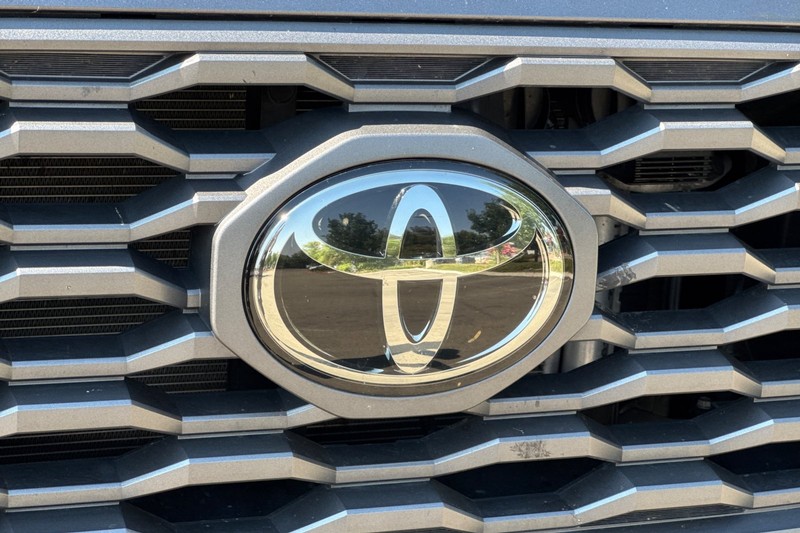 Toyota Tacoma 4WD Vehicle Full-screen Gallery Image 47
