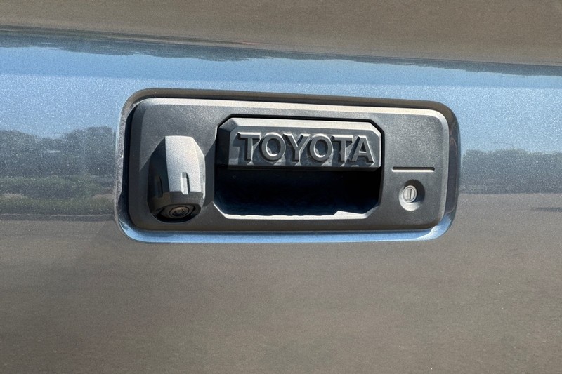 Toyota Tacoma 4WD Vehicle Full-screen Gallery Image 49