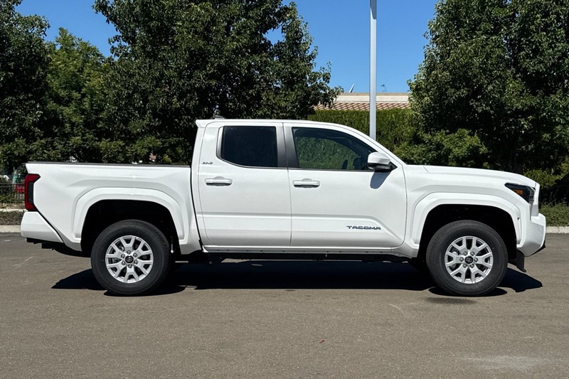 Toyota Tacoma 4WD Vehicle Full-screen Gallery Image 03
