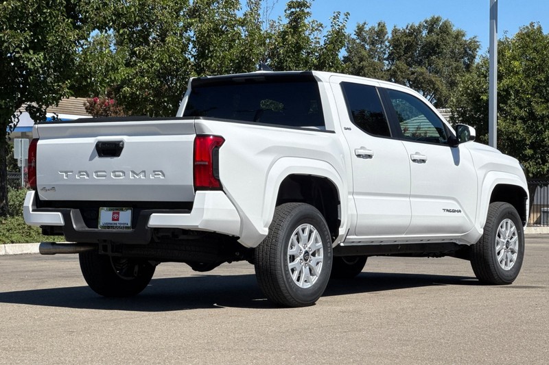 Toyota Tacoma 4WD Vehicle Full-screen Gallery Image 04