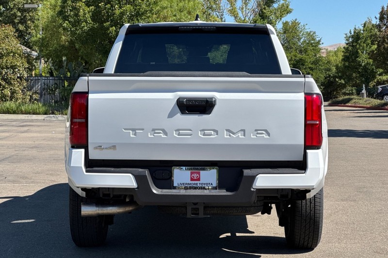 Toyota Tacoma 4WD Vehicle Full-screen Gallery Image 05