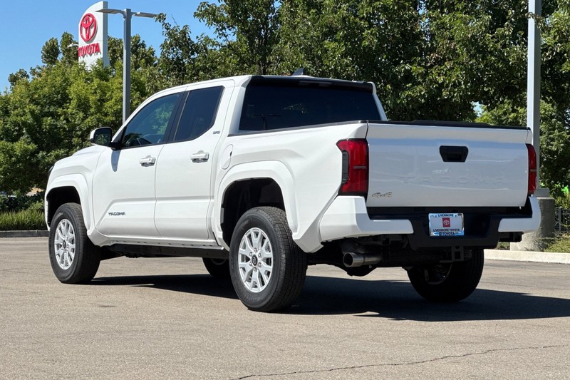 Toyota Tacoma 4WD Vehicle Full-screen Gallery Image 06