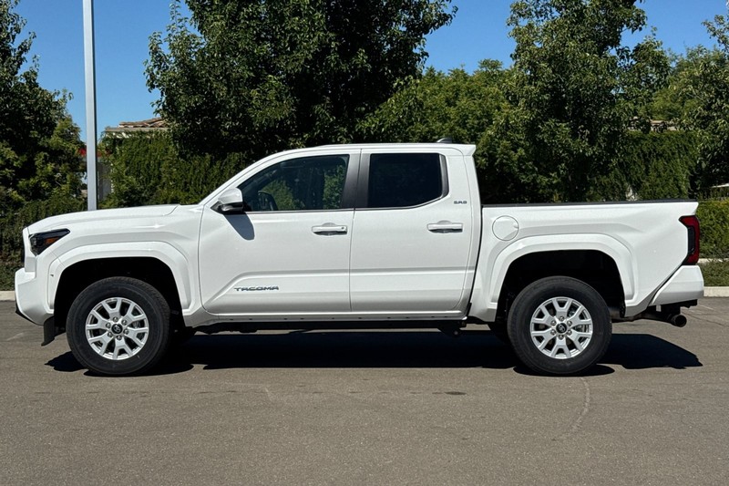 Toyota Tacoma 4WD Vehicle Full-screen Gallery Image 08