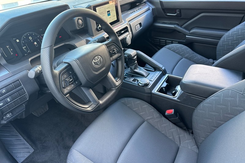 Toyota Tacoma 4WD Vehicle Full-screen Gallery Image 11