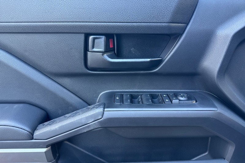 Toyota Tacoma 4WD Vehicle Full-screen Gallery Image 12