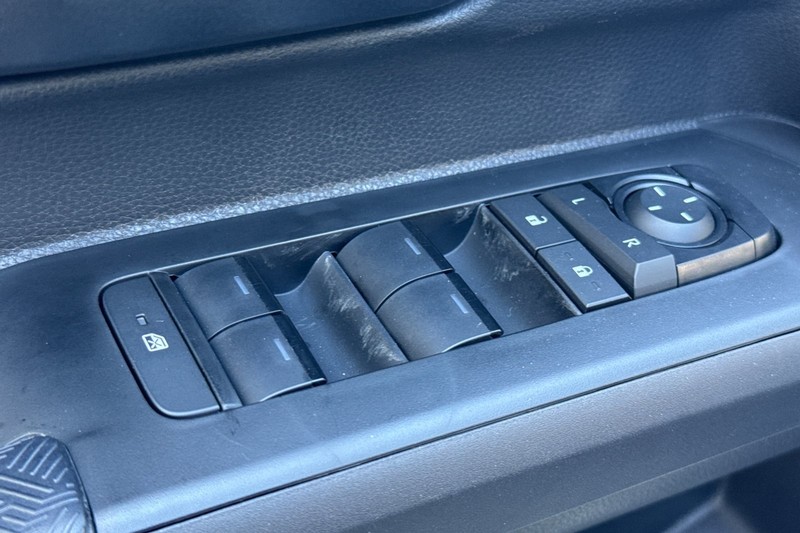 Toyota Tacoma 4WD Vehicle Full-screen Gallery Image 13