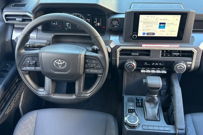 Toyota Tacoma 4WD Vehicle Full-screen Gallery Image 17