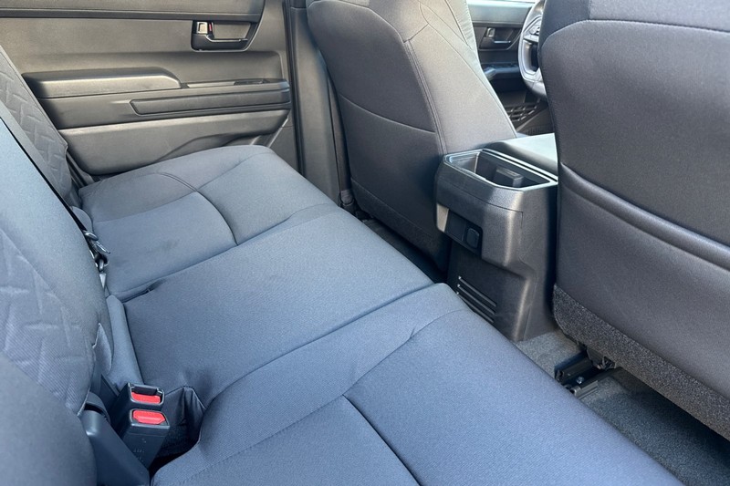 Toyota Tacoma 4WD Vehicle Full-screen Gallery Image 18
