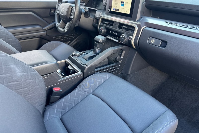 Toyota Tacoma 4WD Vehicle Full-screen Gallery Image 19