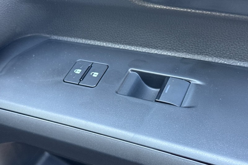 Toyota Tacoma 4WD Vehicle Full-screen Gallery Image 22