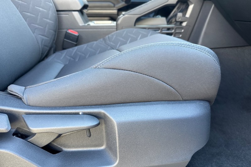 Toyota Tacoma 4WD Vehicle Full-screen Gallery Image 23
