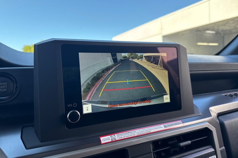 Toyota Tacoma 4WD Vehicle Full-screen Gallery Image 27