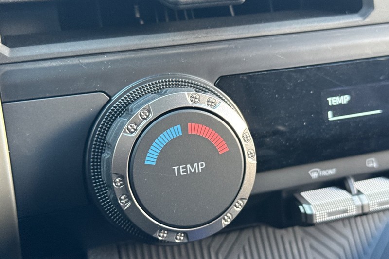 Toyota Tacoma 4WD Vehicle Full-screen Gallery Image 29