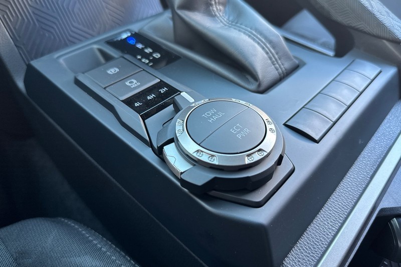 Toyota Tacoma 4WD Vehicle Full-screen Gallery Image 32