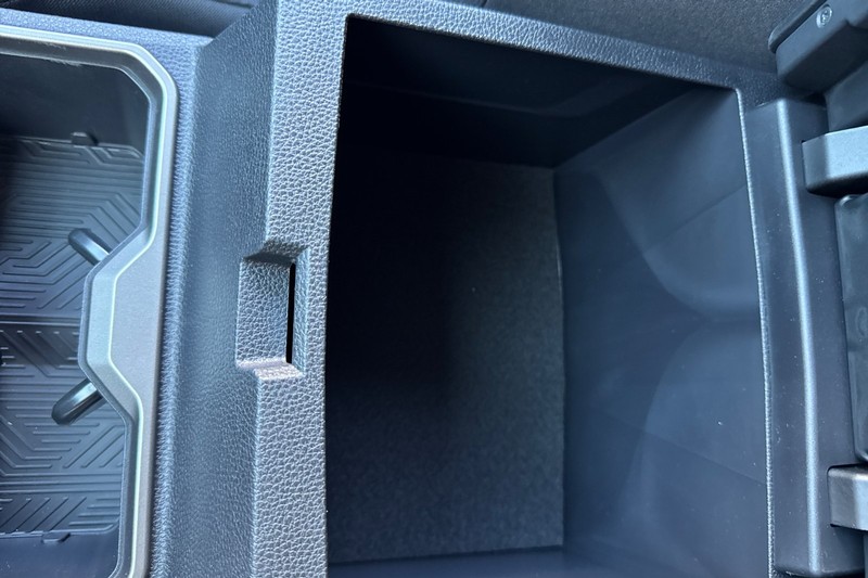 Toyota Tacoma 4WD Vehicle Full-screen Gallery Image 33