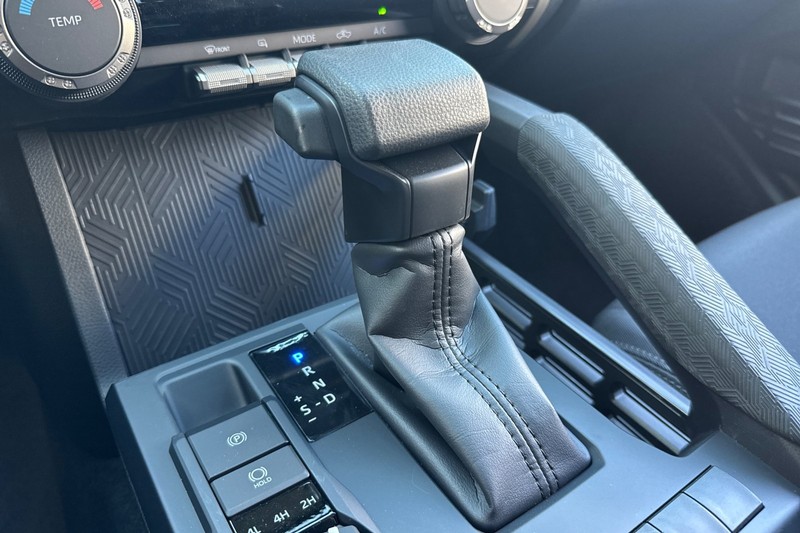 Toyota Tacoma 4WD Vehicle Full-screen Gallery Image 34