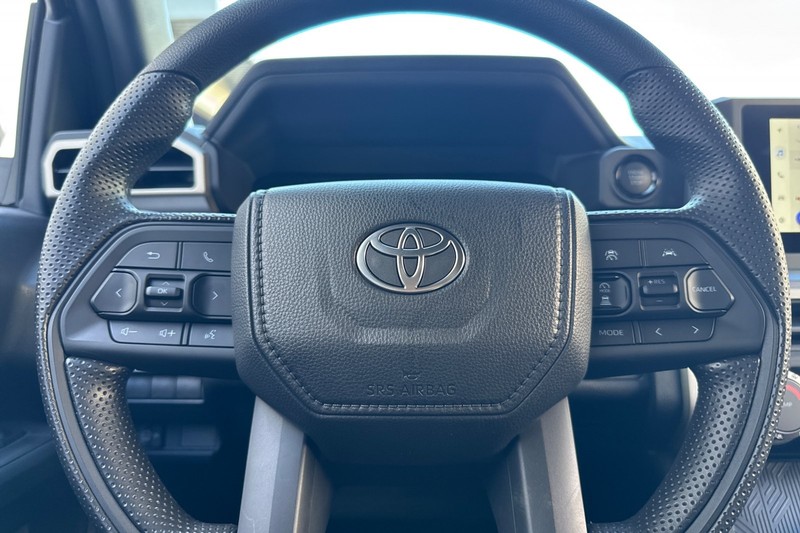 Toyota Tacoma 4WD Vehicle Full-screen Gallery Image 36