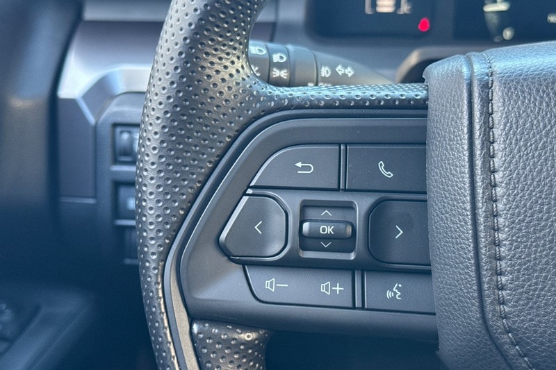 Toyota Tacoma 4WD Vehicle Full-screen Gallery Image 37