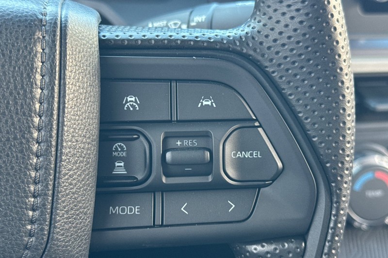 Toyota Tacoma 4WD Vehicle Full-screen Gallery Image 39