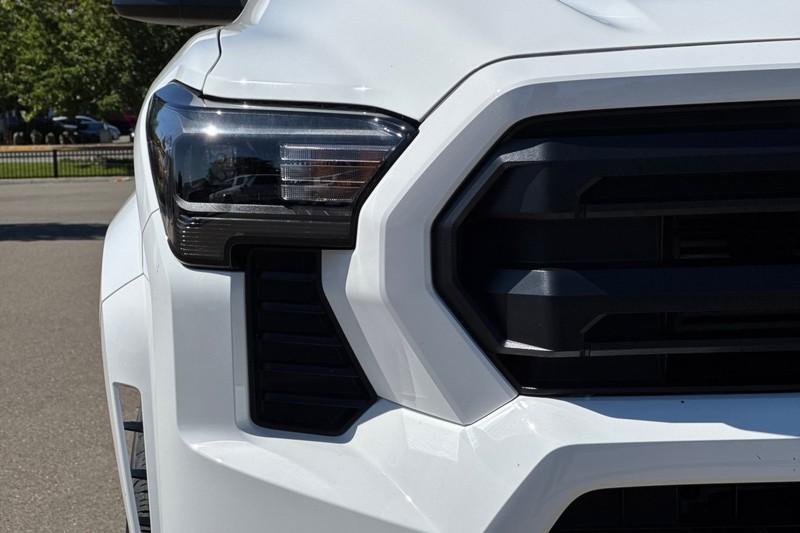 Toyota Tacoma 4WD Vehicle Full-screen Gallery Image 47
