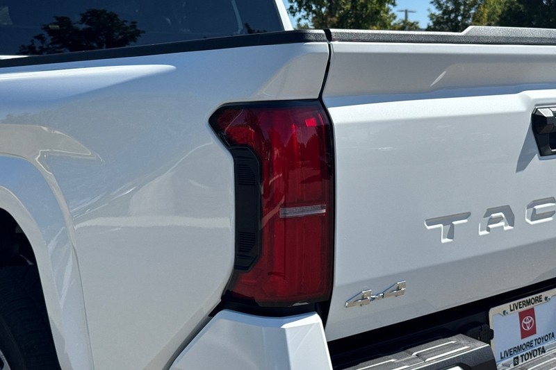 Toyota Tacoma 4WD Vehicle Full-screen Gallery Image 49