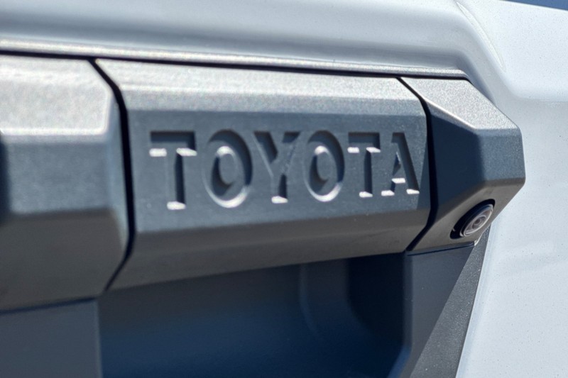 Toyota Tacoma 4WD Vehicle Full-screen Gallery Image 50