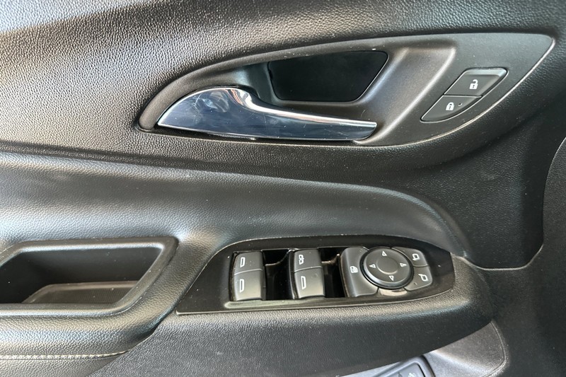 Chevrolet Equinox Vehicle Full-screen Gallery Image 11