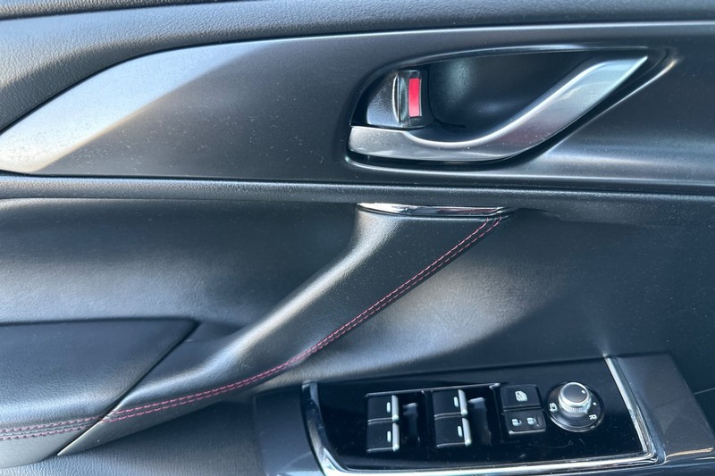 Mazda CX-9 Vehicle Full-screen Gallery Image 11