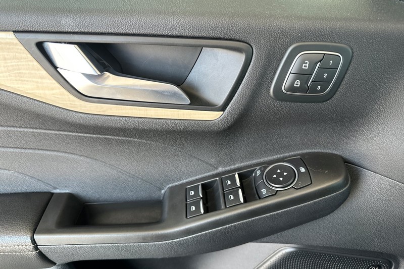 Ford Escape Vehicle Full-screen Gallery Image 11