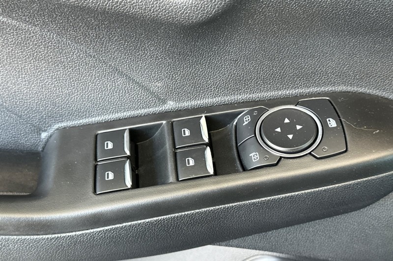 Ford Escape Vehicle Full-screen Gallery Image 12