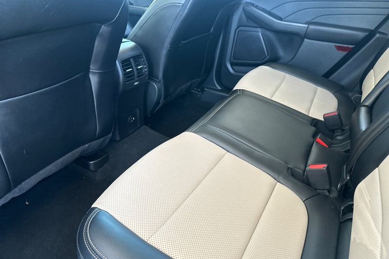 Ford Escape Vehicle Full-screen Gallery Image 14