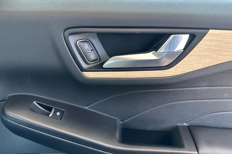 Ford Escape Vehicle Full-screen Gallery Image 21