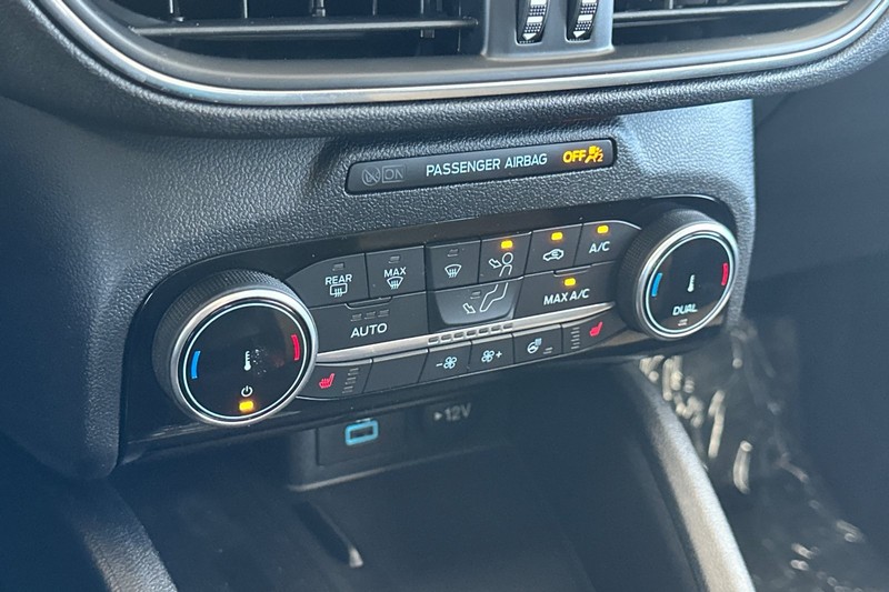 Ford Escape Vehicle Full-screen Gallery Image 28