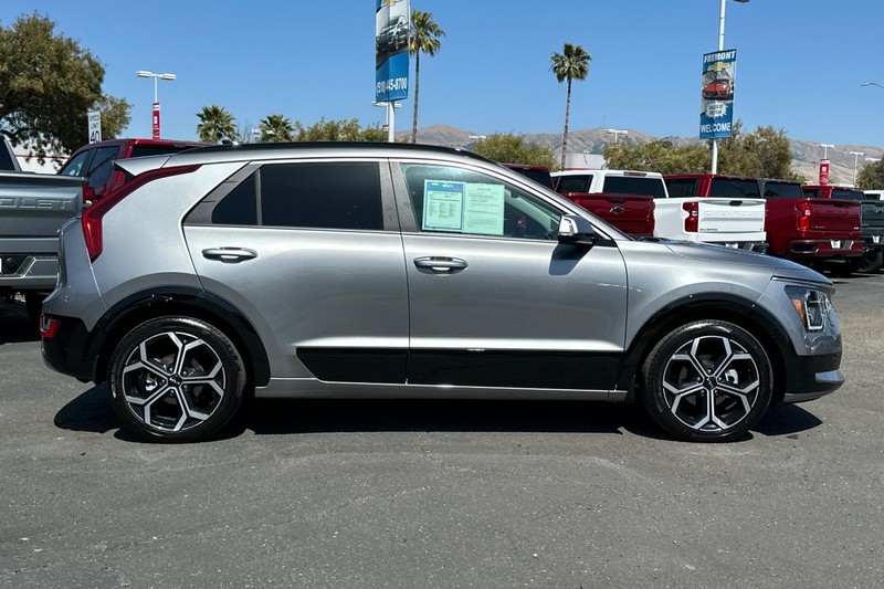 Kia Niro Plug-In Hybrid Vehicle Full-screen Gallery Image 03