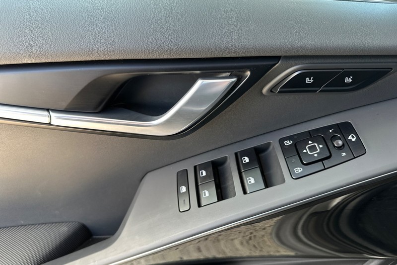 Kia Niro Plug-In Hybrid Vehicle Full-screen Gallery Image 11