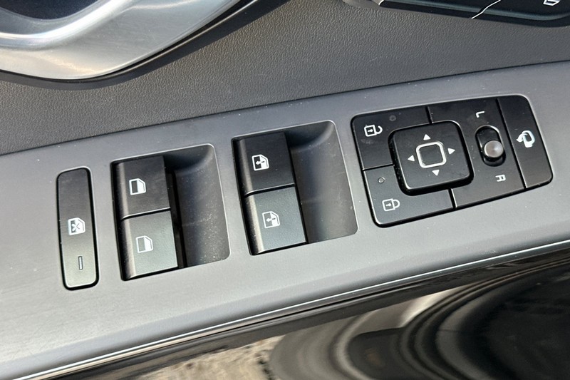 Kia Niro Plug-In Hybrid Vehicle Full-screen Gallery Image 12