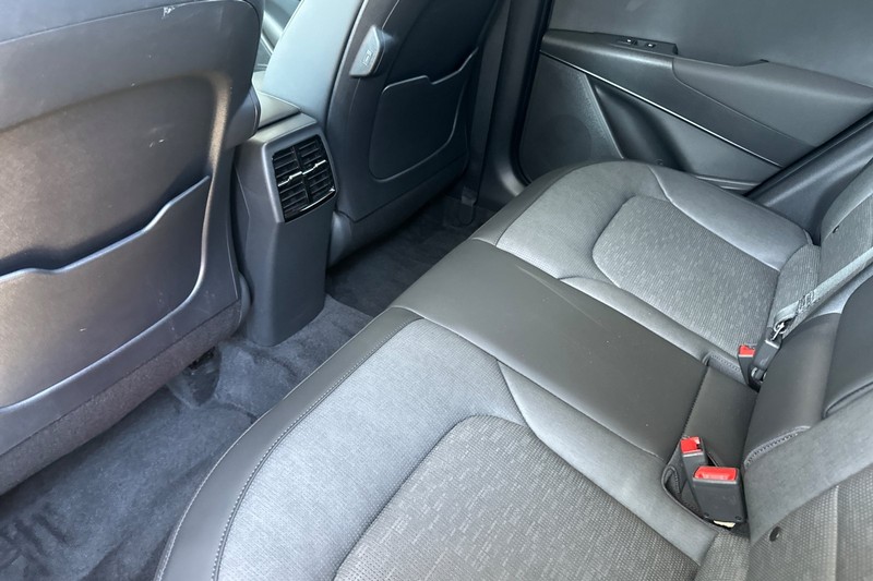 Kia Niro Plug-In Hybrid Vehicle Full-screen Gallery Image 14