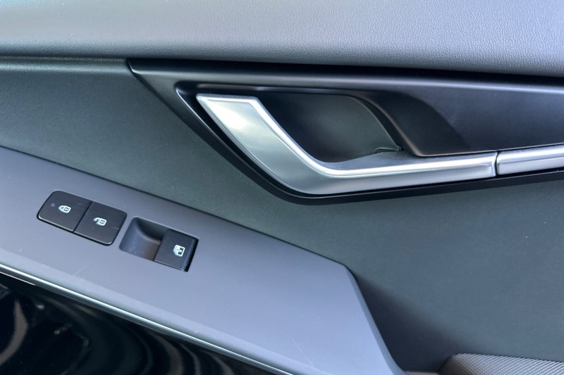 Kia Niro Plug-In Hybrid Vehicle Full-screen Gallery Image 21