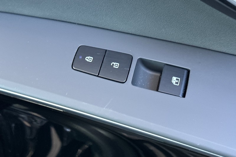Kia Niro Plug-In Hybrid Vehicle Full-screen Gallery Image 22