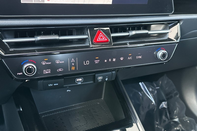 Kia Niro Plug-In Hybrid Vehicle Full-screen Gallery Image 28