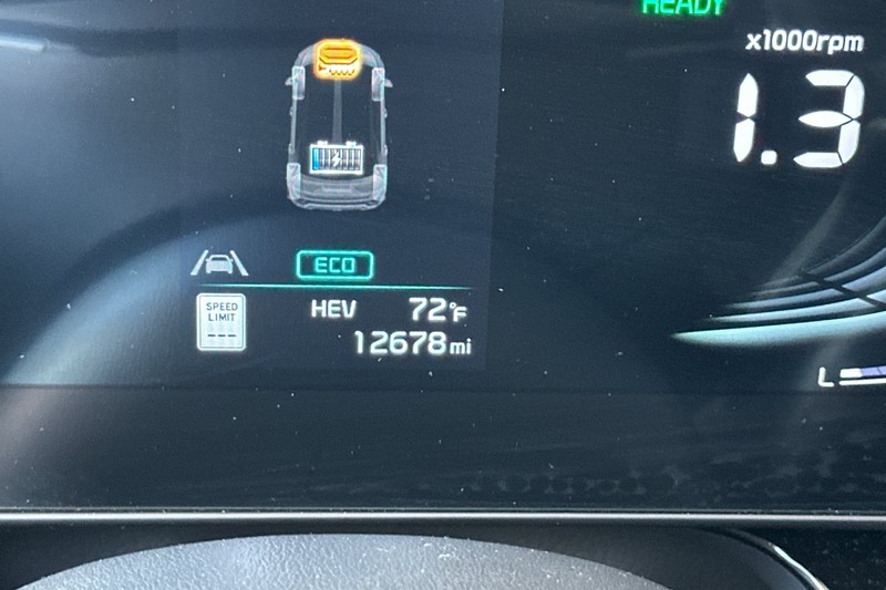 Kia Niro Plug-In Hybrid Vehicle Full-screen Gallery Image 41