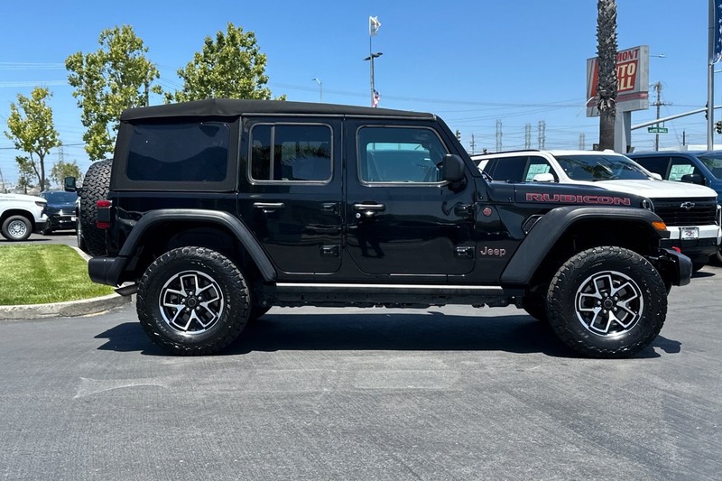 Jeep Wrangler Vehicle Full-screen Gallery Image 03