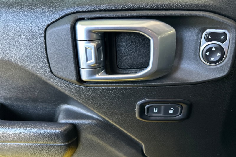 Jeep Wrangler Vehicle Full-screen Gallery Image 11