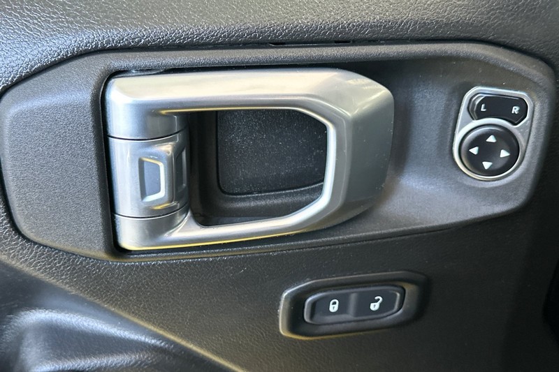 Jeep Wrangler Vehicle Full-screen Gallery Image 12
