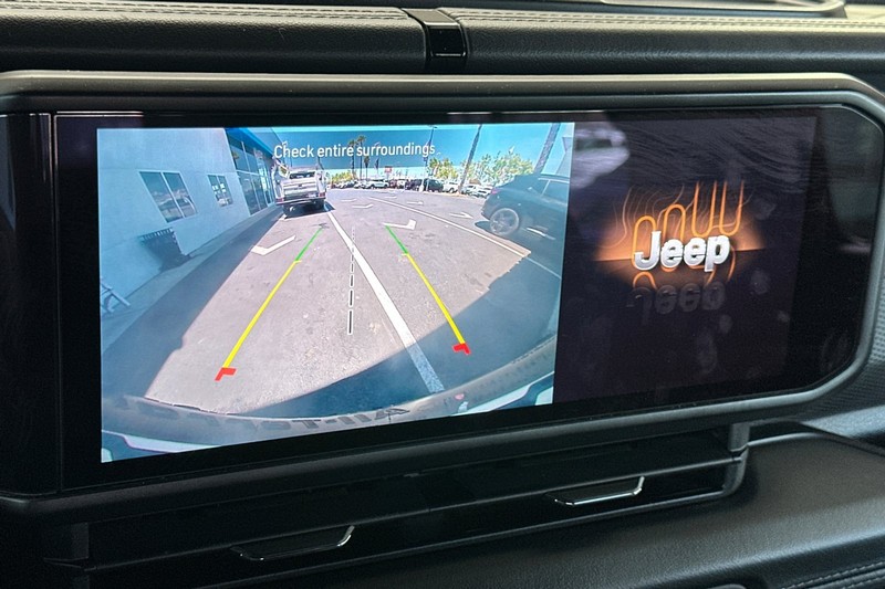 Jeep Wrangler Vehicle Full-screen Gallery Image 27