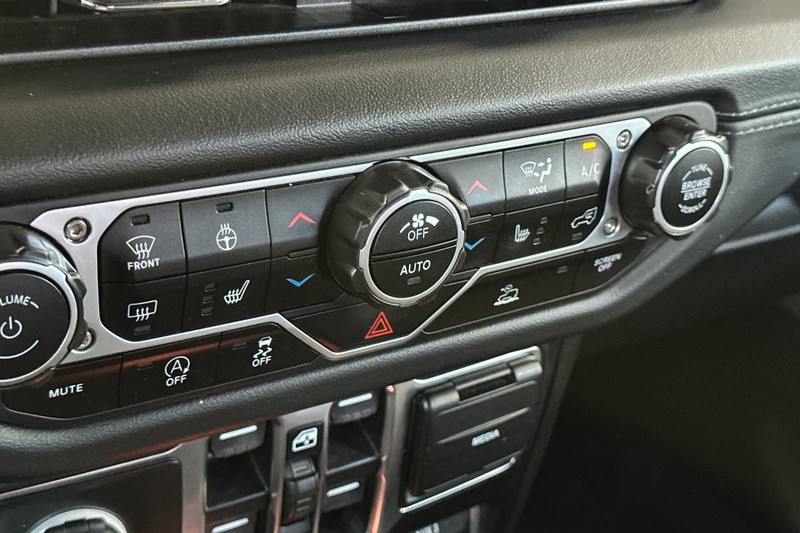 Jeep Wrangler Vehicle Full-screen Gallery Image 32