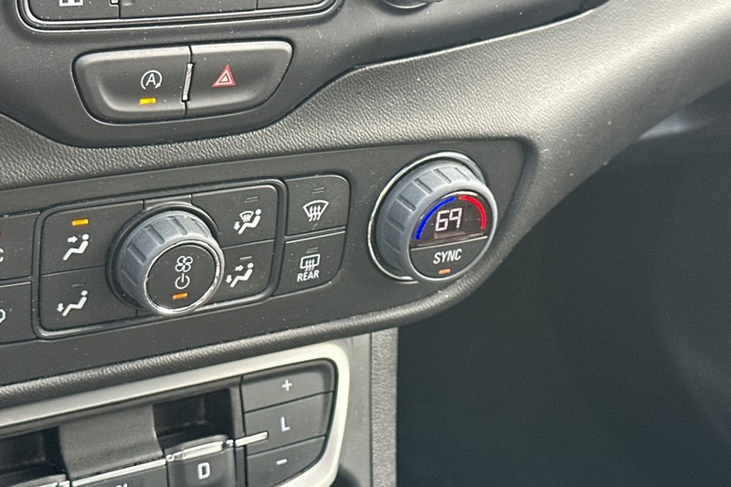 GMC Terrain Vehicle Full-screen Gallery Image 30